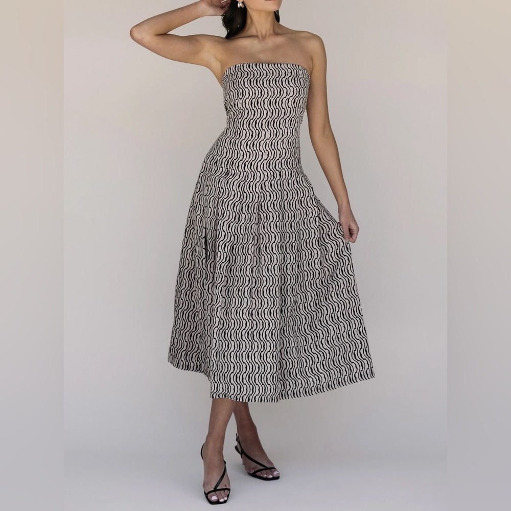 Elegant Black and White Strapless Linen Dress from Sani